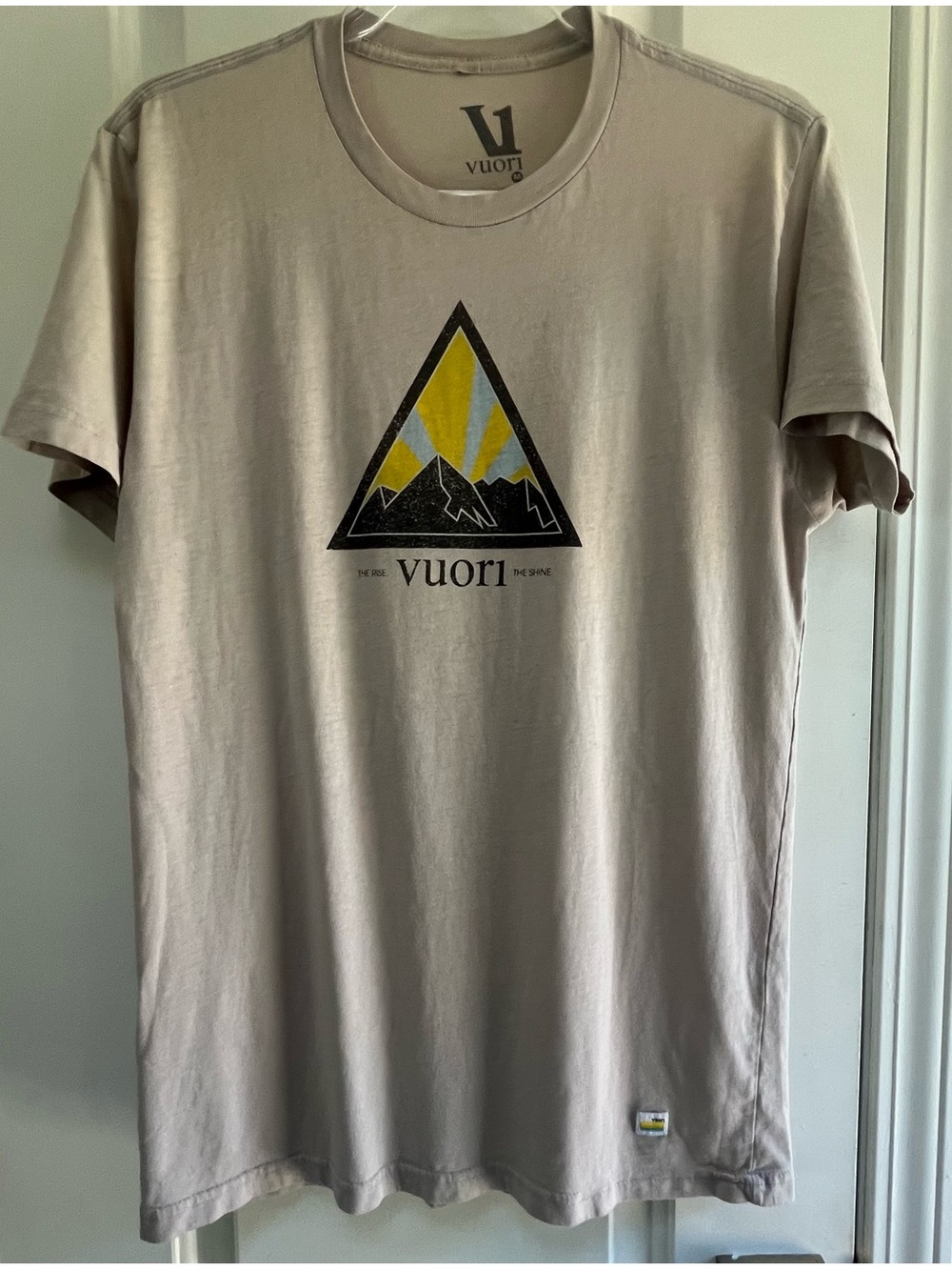 🔥Vuori "The Rise. The Shine." Men's Mountain Graphic Tan Beige Tee SZ M 🔥